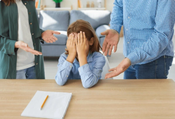 Manipulowanie dzieckiem w trakcie rozwodu – jak reagować i jak chronić relację z dzieckiem?